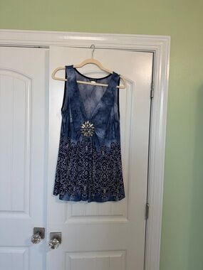VENUS Navy Tie-Dye V-Neck Tank with Decorative Brooch